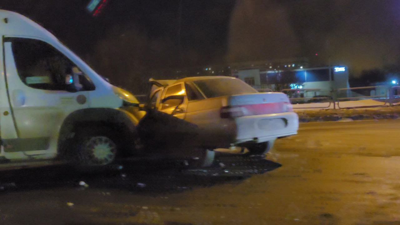 Три человека пострадали в ДТП с маршрутным такси в Челябинске