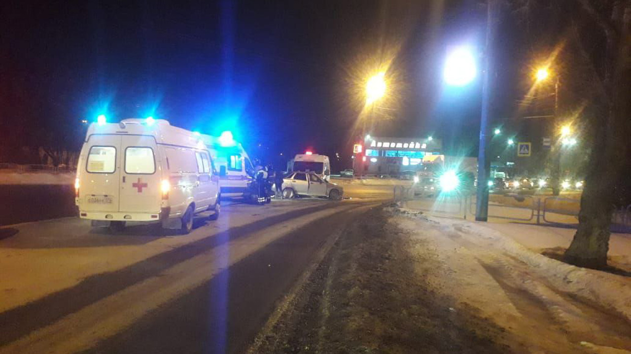 Три человека пострадали в ДТП с маршрутным такси в Челябинске