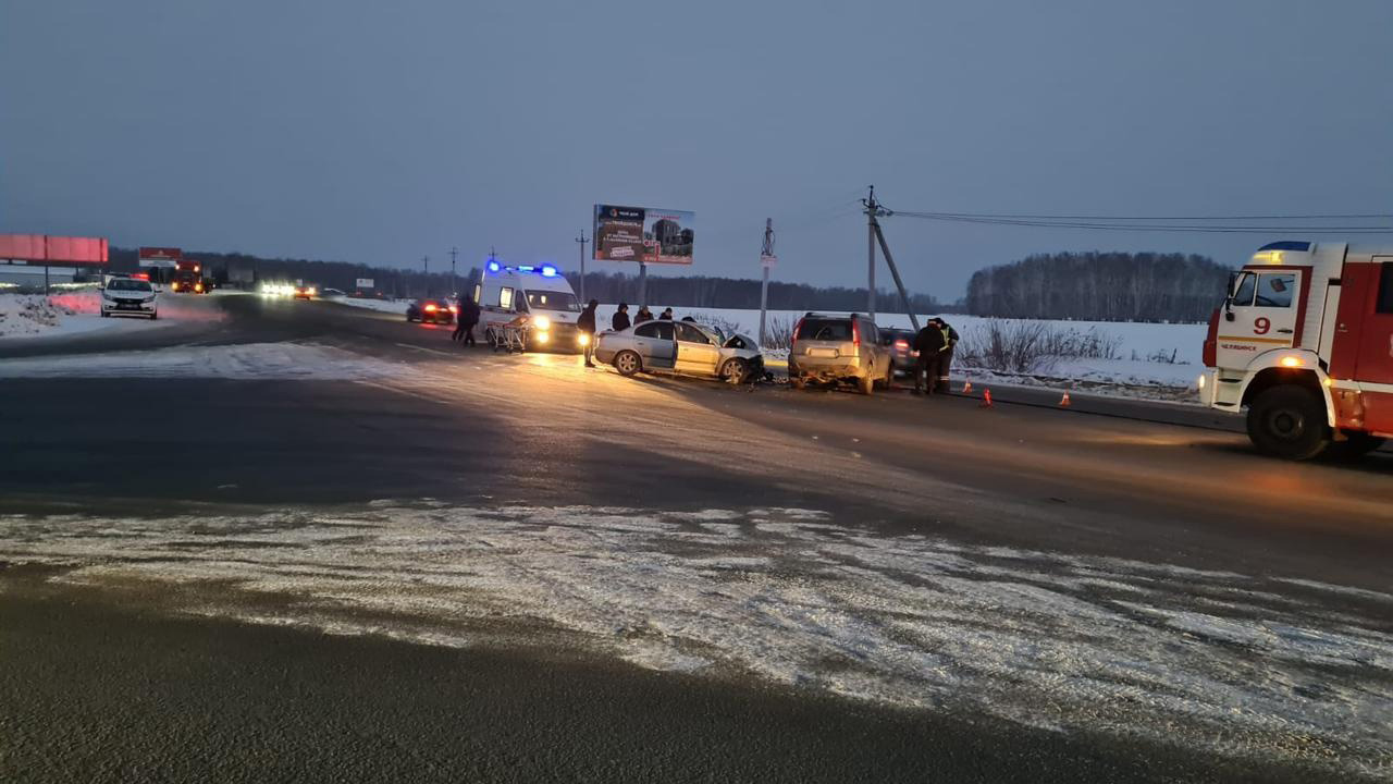 Три человека пострадали в лобовом ДТП под Челябинском Три человека пострадали в лобовом ДТП под Челябинском