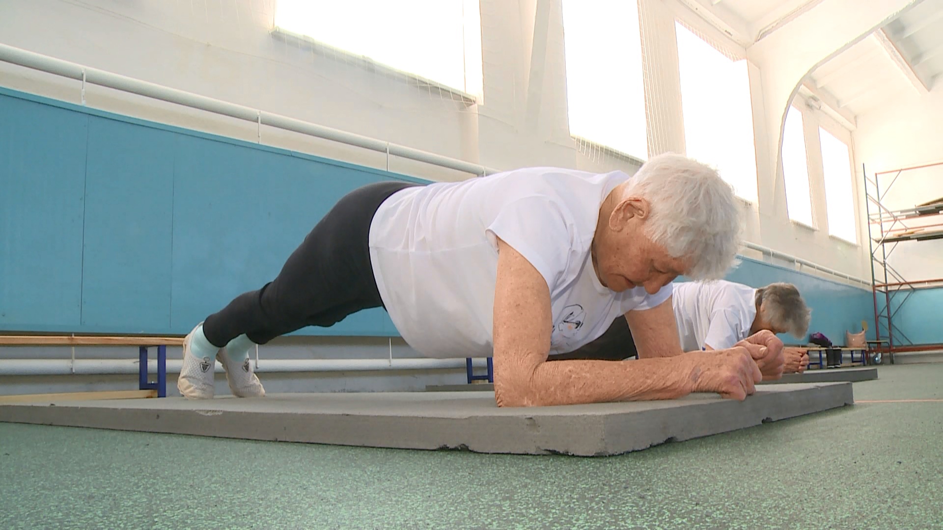 Жительница Челябинской области в 91 год открыла фитнес-клуб и работает тренером