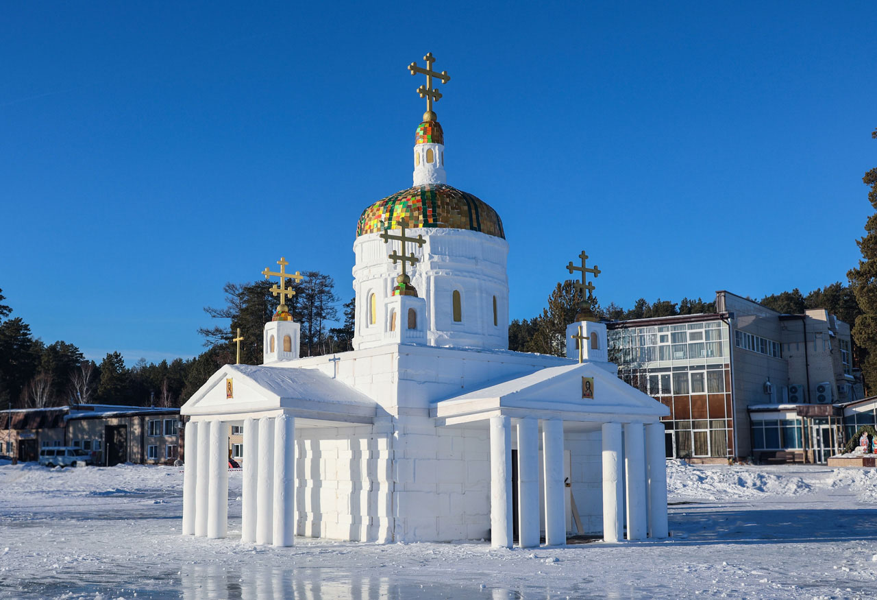 Часовню из снега и льда построили к Крещению в Челябинской области