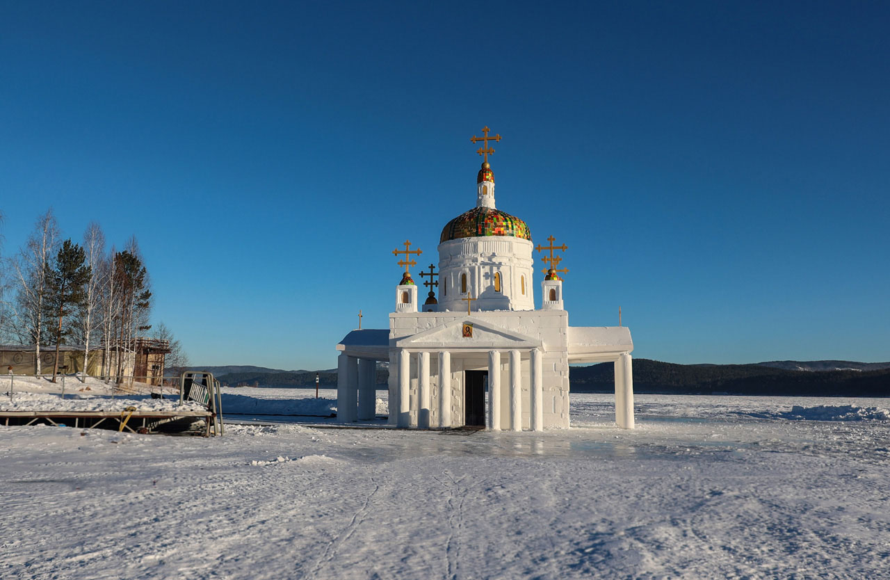 Часовню из снега и льда построили к Крещению в Челябинской области