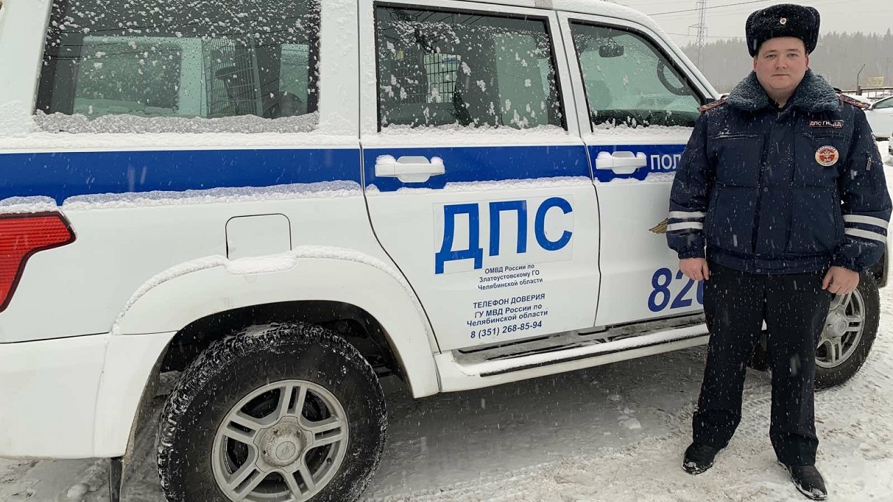 Полицейские в Челябинской области спасли водителей, застрявших на дороге в метель Полицейские в Челябинской области спасли водителей, застрявших на дороге в метель