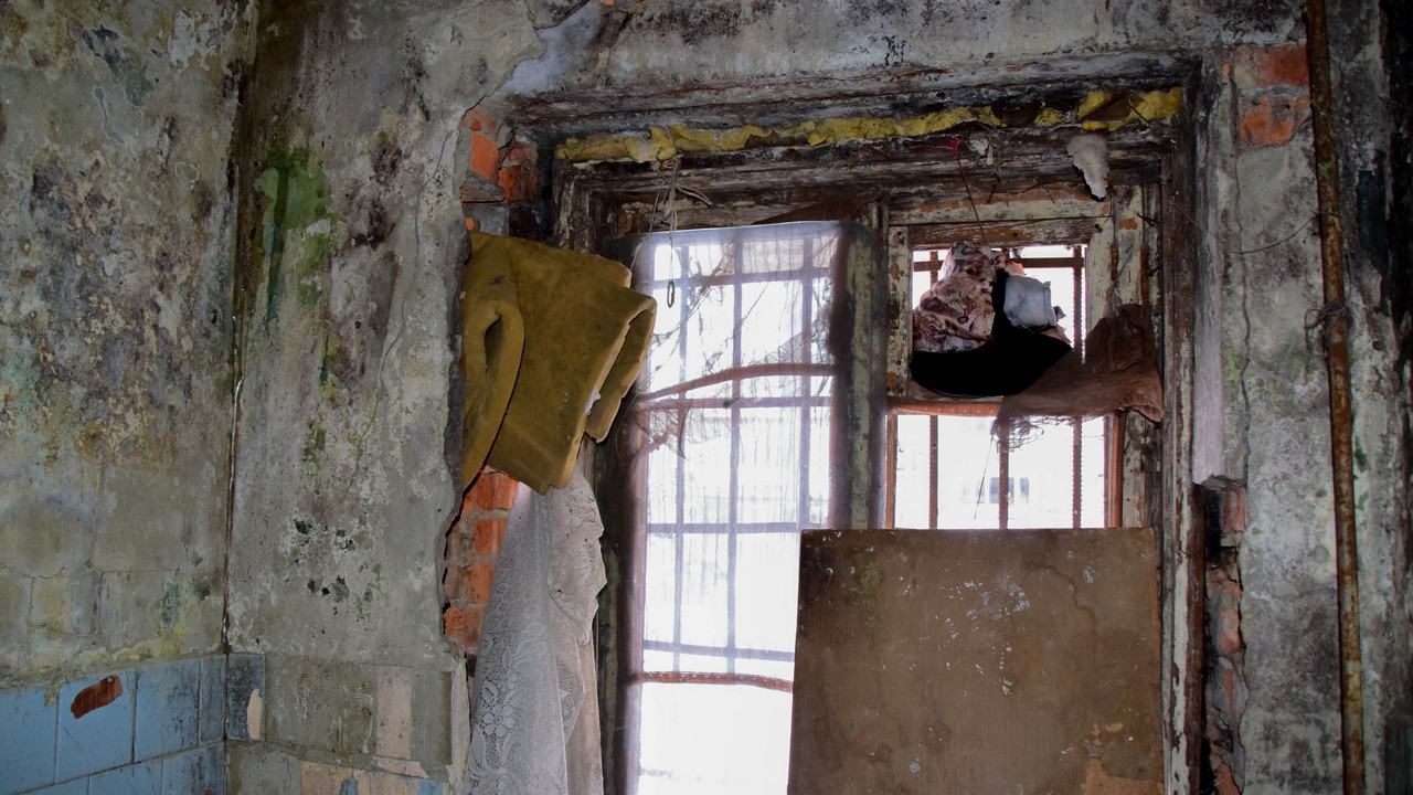 Коммунальный коллапс: подвал в жилом доме Копейска превратился в парящий бассейн