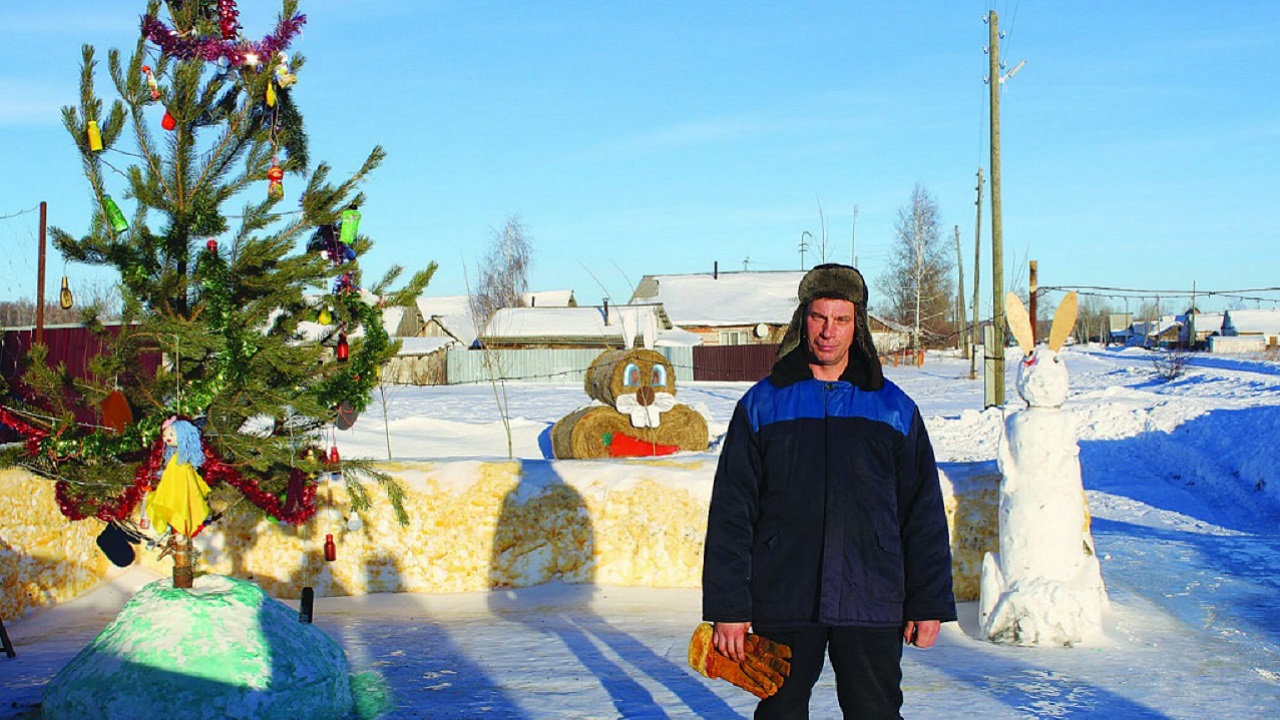 Заяц из сена и красная горка: житель Челябинской области построил снежный городок