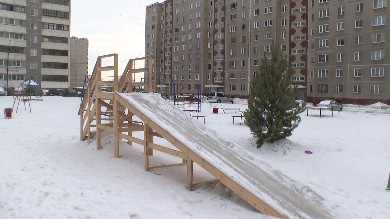 В Челябинске требуют снести горку во дворе, которую поставили жители