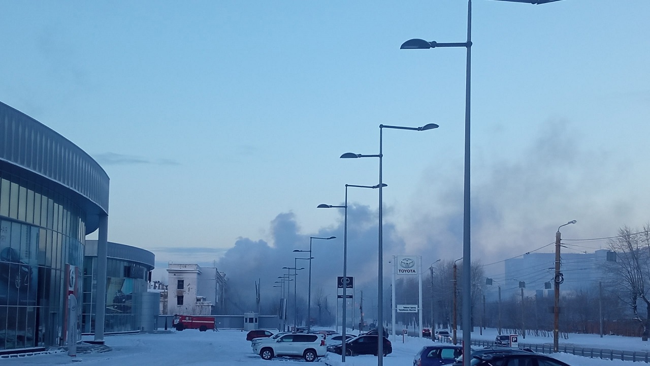 Огонь охватил 600 кв. м: 3-этажное здание выгорело в Челябинске