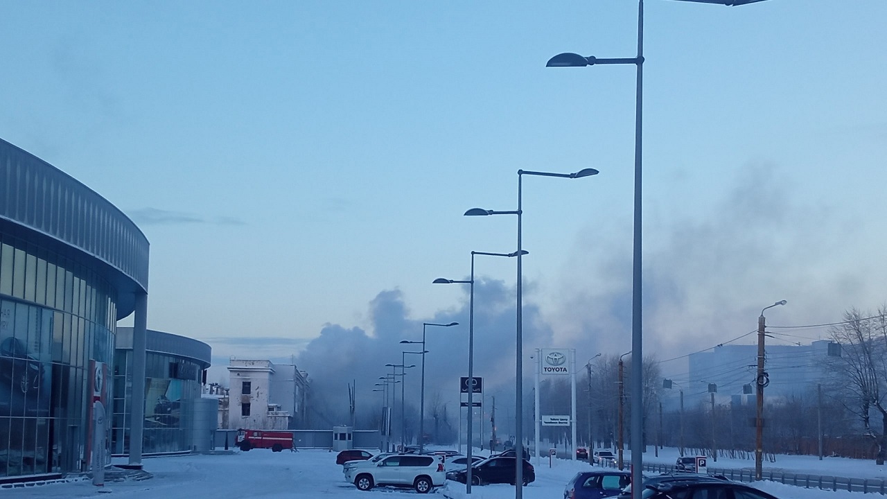 Огонь охватил 600 кв. м: 3-этажное здание выгорело в Челябинске