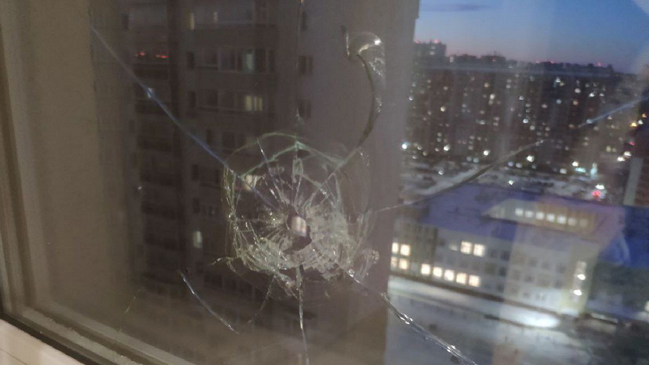 Полиция ищет злоумышленника, обстрелявшего новостройку в Челябинске