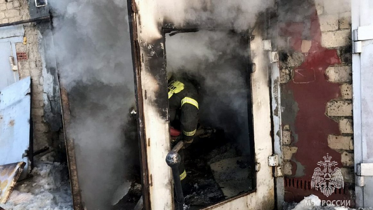 Клубы дыма и сажа: пожар произошел в гаражном кооперативе в Челябинске