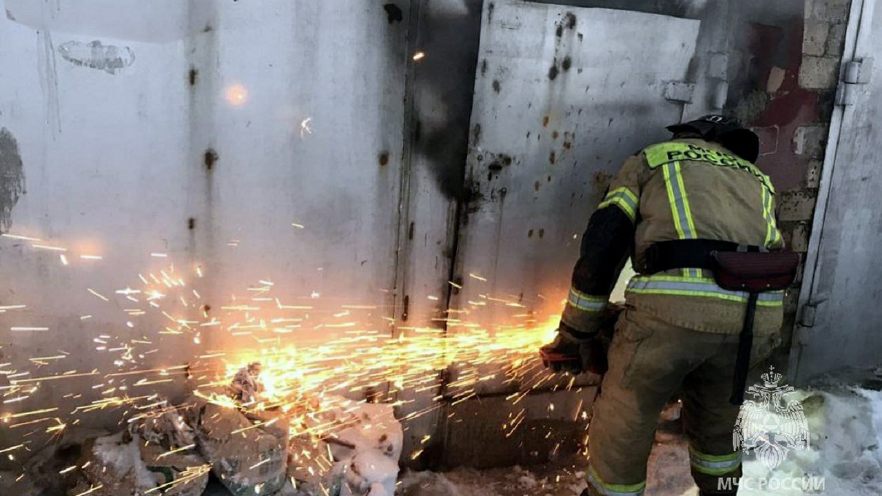 Клубы дыма и сажа: пожар произошел в гаражном кооперативе в Челябинске