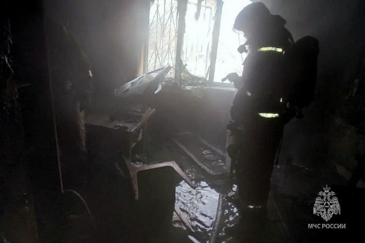 В Челябинске из горящей квартиры спасли мужчину и двухлетнего ребенка