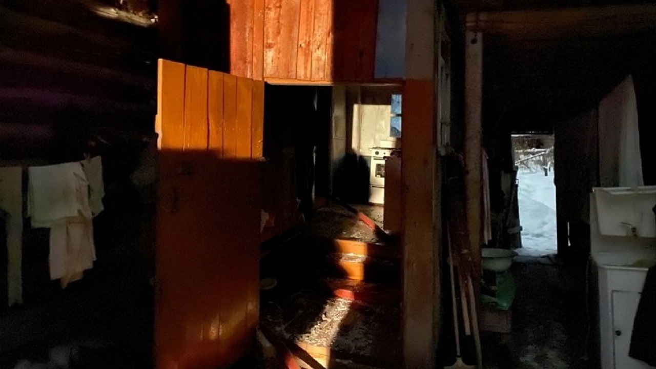 Полицейский спас мужчину из горящего дома в Челябинской области