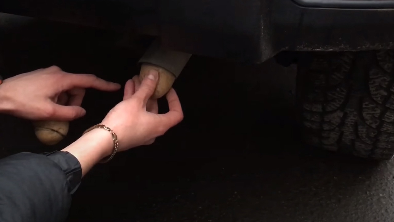 Неизвестный в Коркино забивает клубнями картофеля выхлопные трубы автомобилей