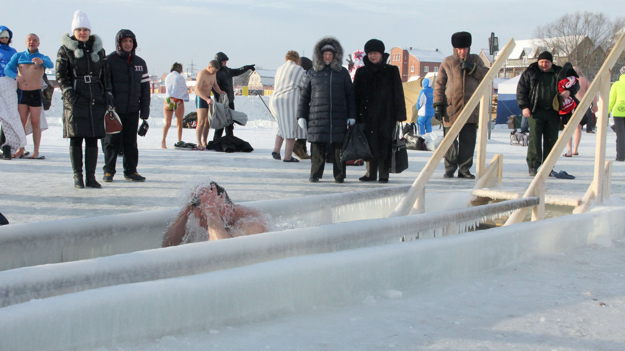 Эксперты из Челябинска рассказали, кому нельзя нырять в крещенские купели