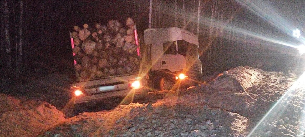 Легковой автомобиль врезался в лесовоз в Челябинской области, есть раненый