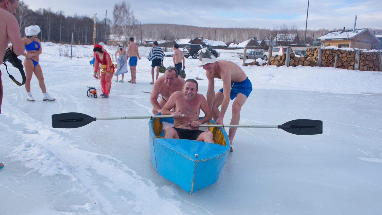 Моржи в Челябинской области поют серенады и катаются в проруби на лодке
