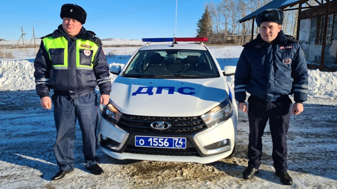 В Челябинской области полицейские помогли девушке вытянуть машину из сугроба