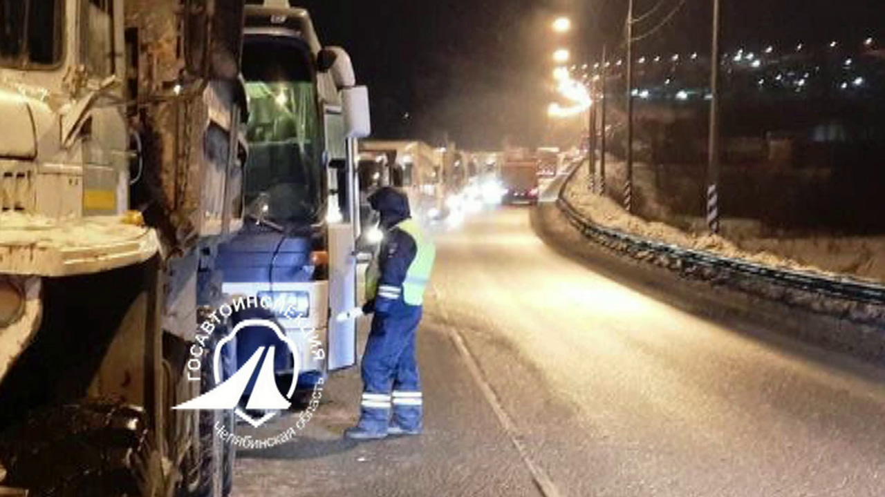 Автобус с пассажирами застрял на трассе М5 в Челябинской области Автобус с пассажирами застрял на трассе М5 в Челябинской области