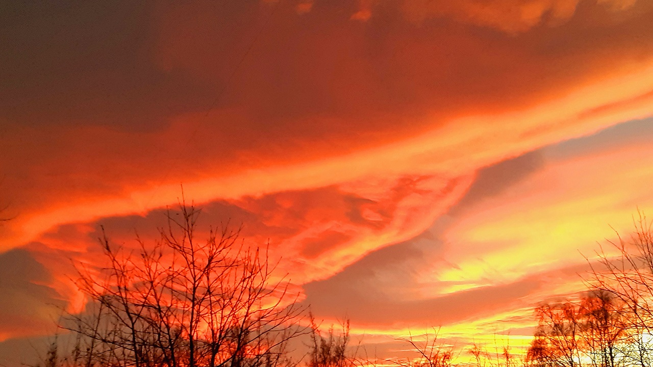 Страшно красиво: странные облака заметили в Челябинской области