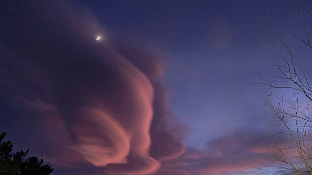 Розовый вихрь: необычные облака заметили в Челябинской области