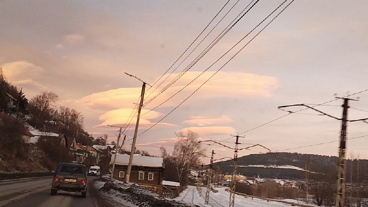 Розовый вихрь: необычные облака заметили в Челябинской области