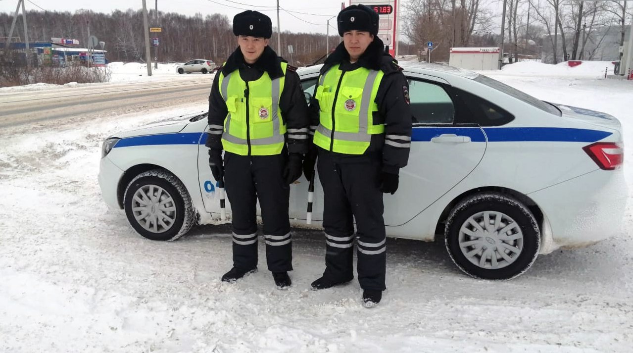 Автомобиль застрял в снегу в Челябинской области