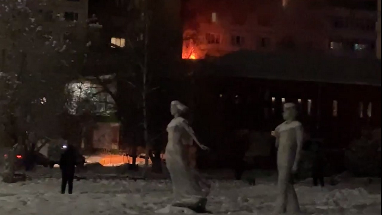35 человек вывели из общежития: фейерверк мог стать причиной пожара в Копейске 