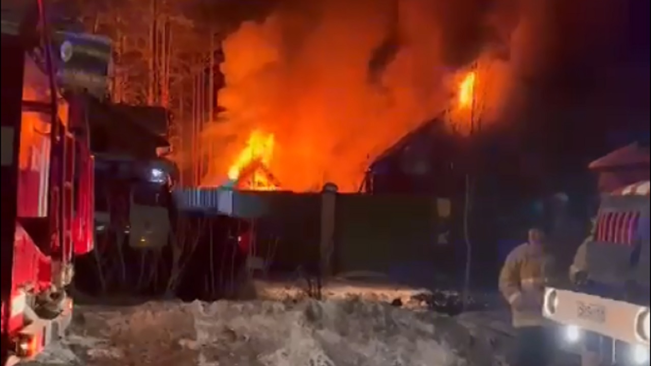 Во время ночного пожара в Челябинской области сгорела баня