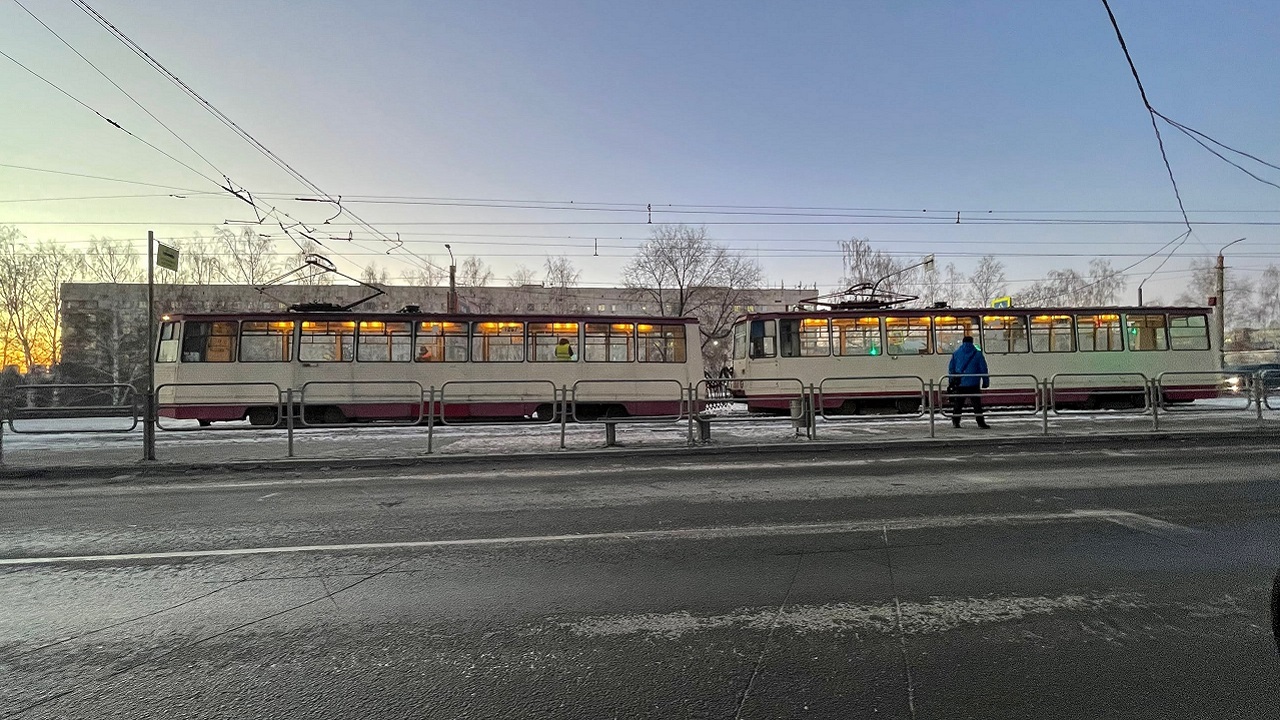 Трамвай сошел с рельсов и заблокировал движение в Челябинске ВИДЕО