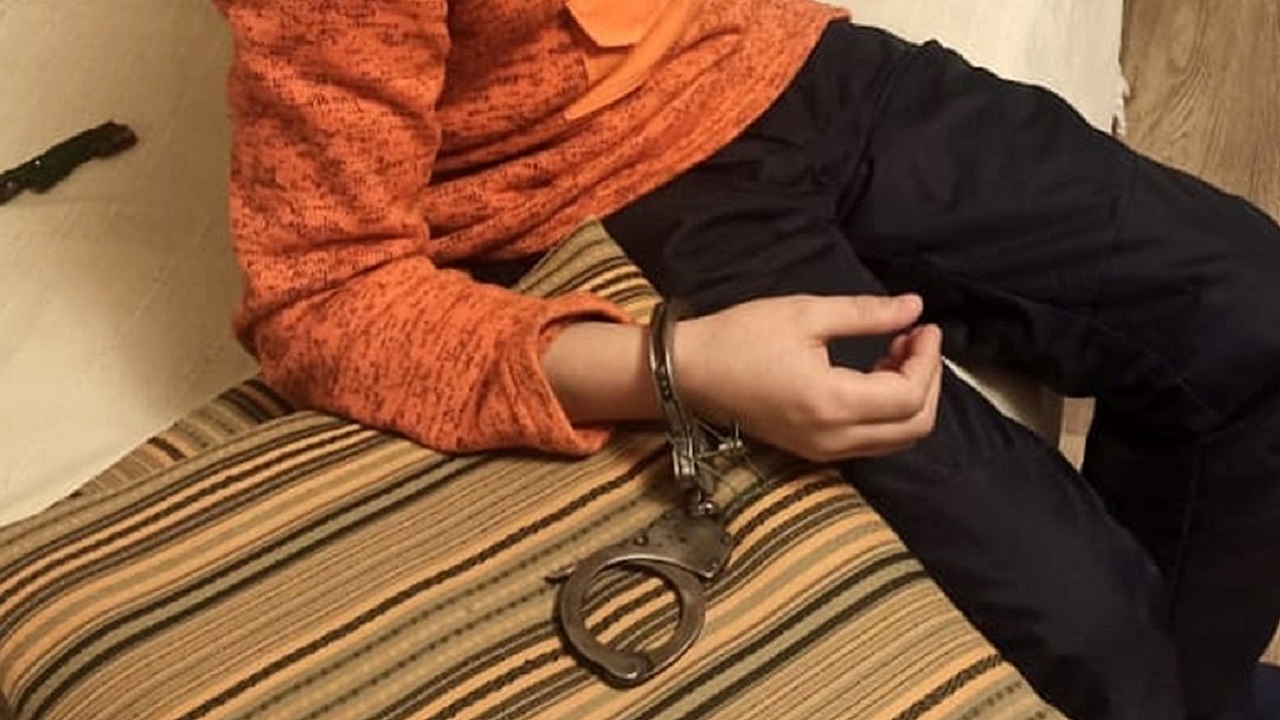 Ребенок застрял в неисправных наручниках в Челябинской области