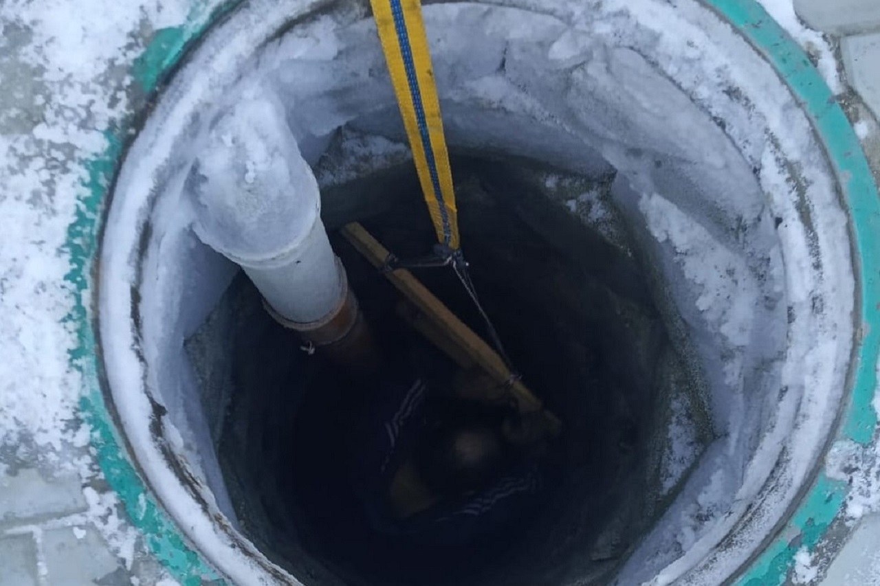 Житель Челябинской области решил почистить выгребную яму и застрял в ней