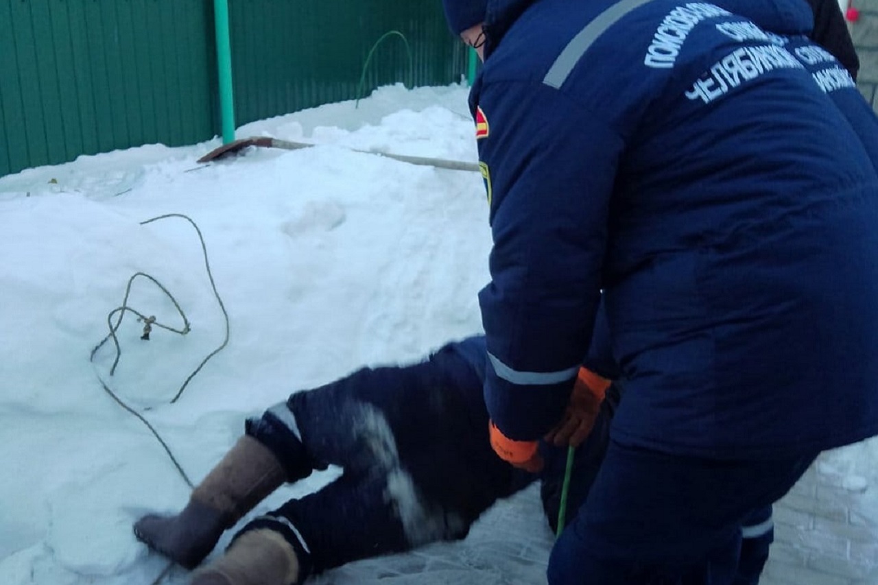 Житель Челябинской области решил почистить выгребную яму и застрял в ней