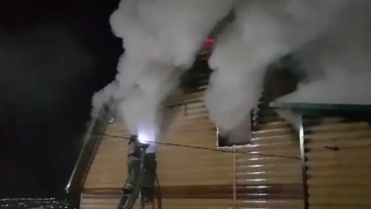 В Челябинской области огонь чуть не уничтожил двухэтажный дом