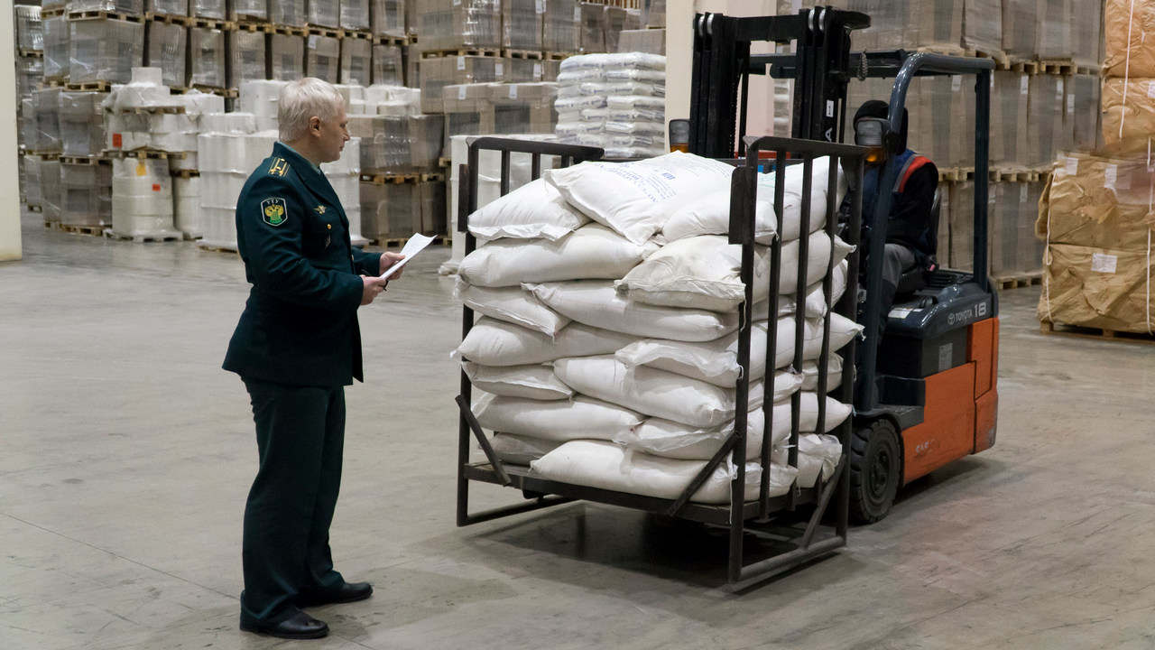 Таможенники В Челябинске изъяли больше тонны сахара и передали продукт в интернат 