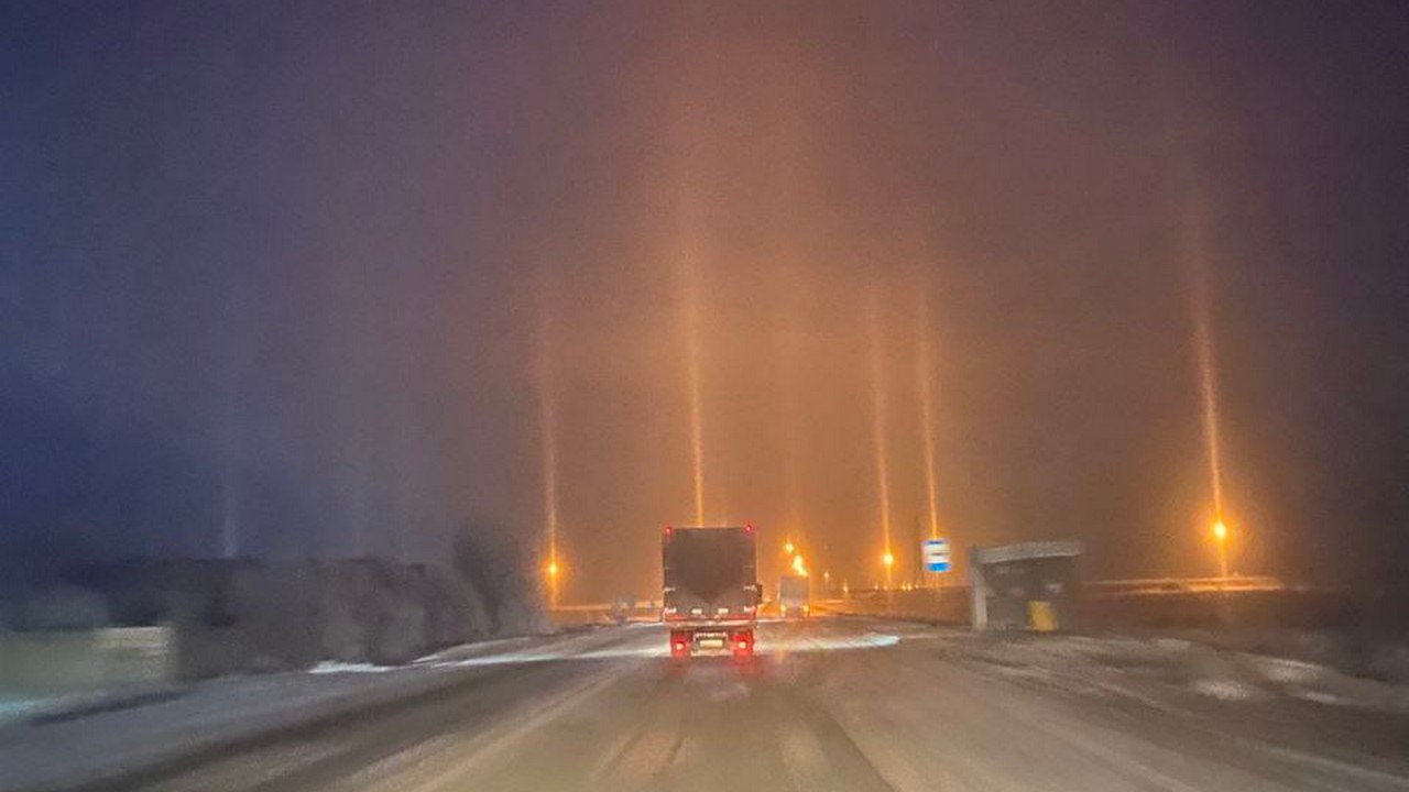 Необычные световые столбы, идущие с неба, попали на фото в Челябинской области