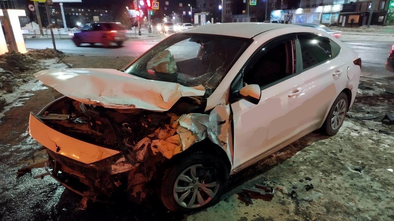 В Челябинске легковушка протаранила такси: пострадал водитель
