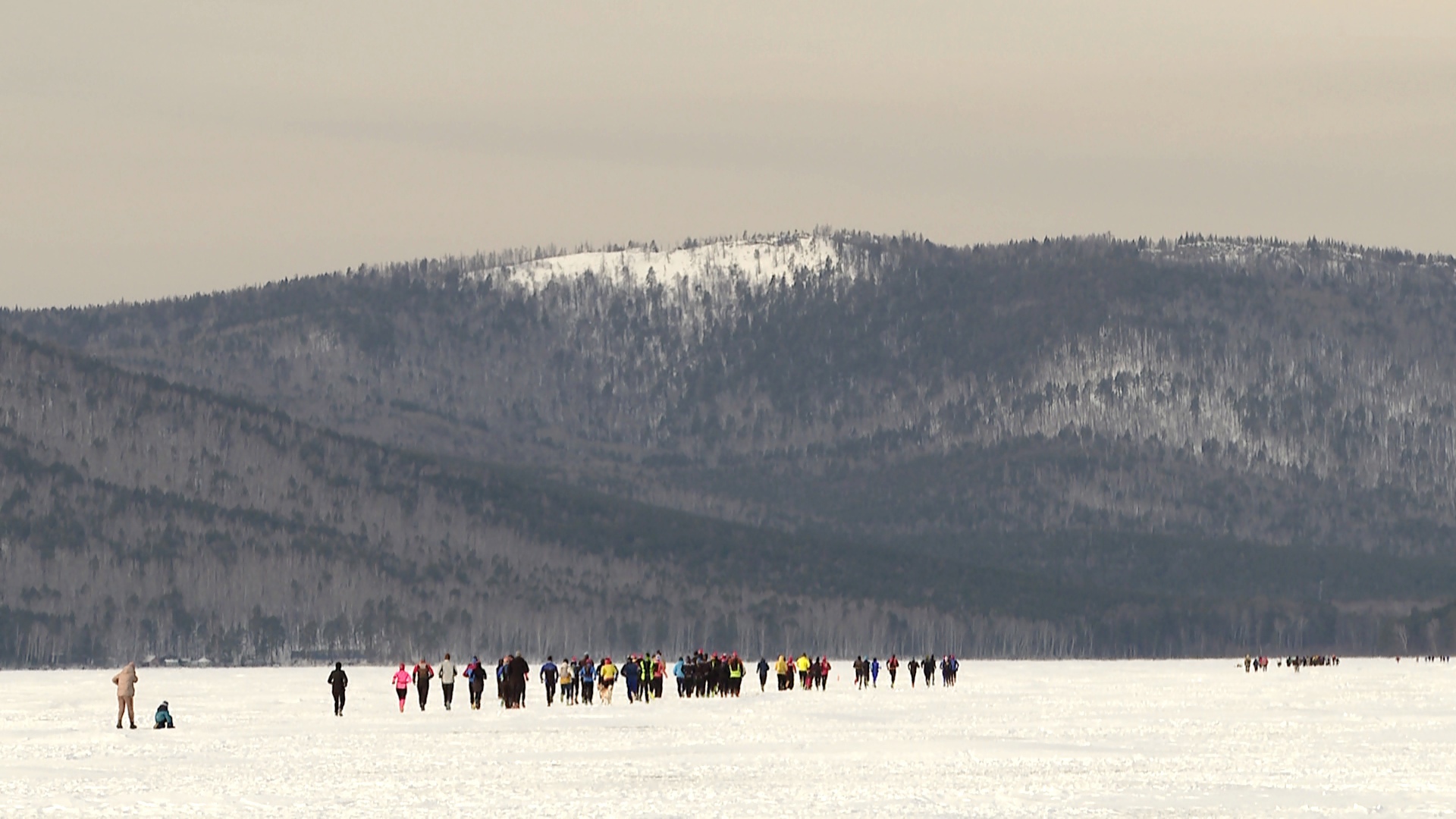 Массовый забег по замерзшему озеру Тургояк прошел в Челябинской области  