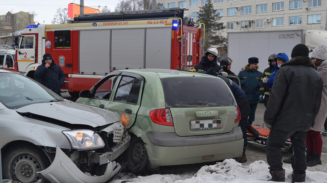 Двух человек зажало в автомобиле во время массового ДТП в Челябинске