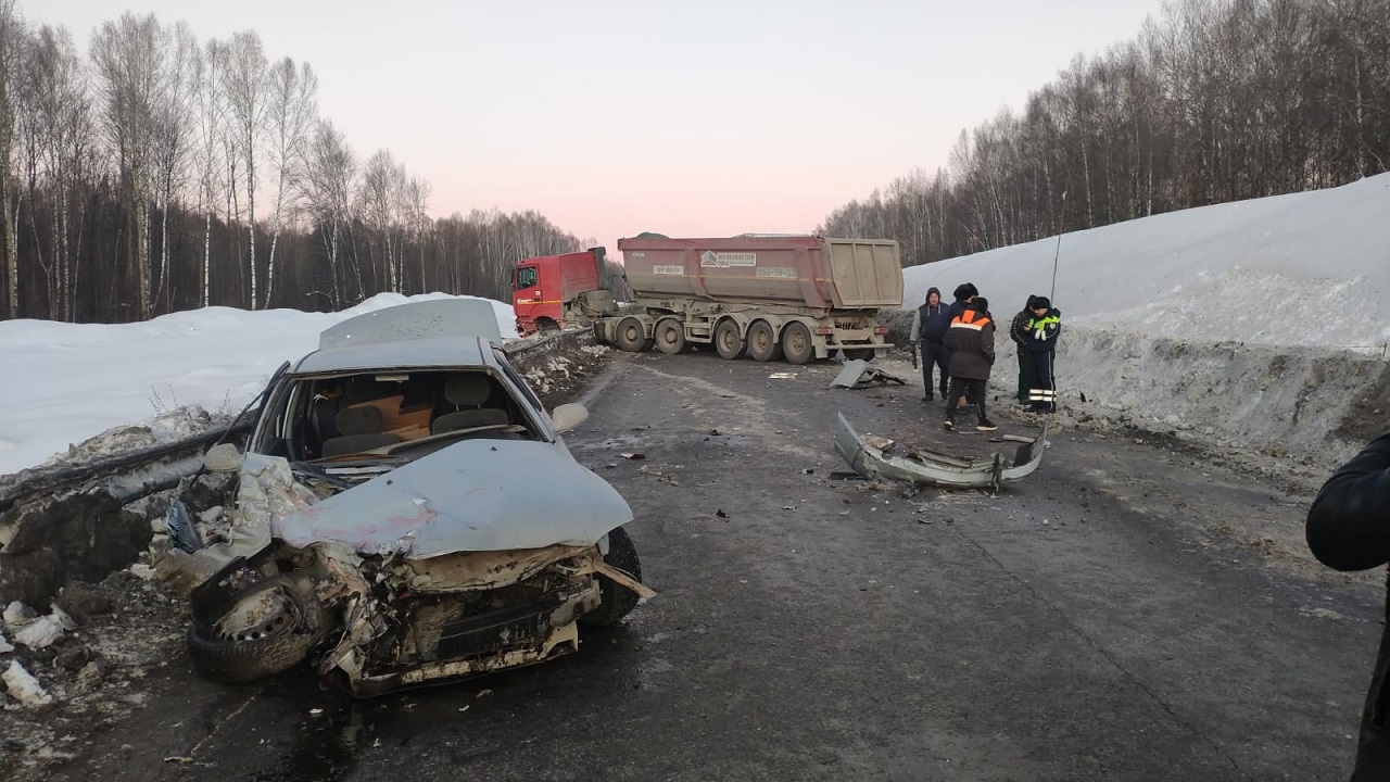 Грузовик смял легковой автомобиль на трассе М5 в Челябинской области