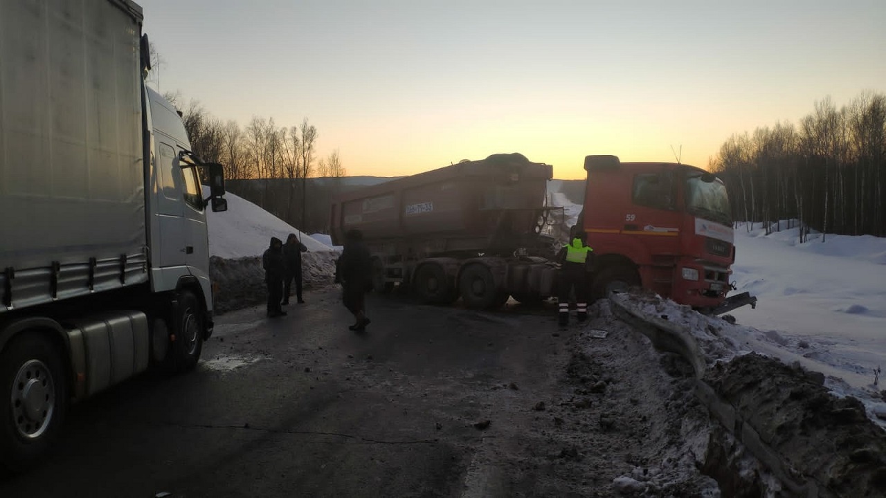 Грузовик смял легковой автомобиль на трассе М5 в Челябинской области Грузовик смял легковой автомобиль на трассе М5 в Челябинской области