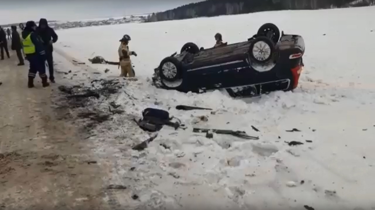 В лобовом ДТП на трассе в Челябинской области пострадали 3 человека ВИДЕО