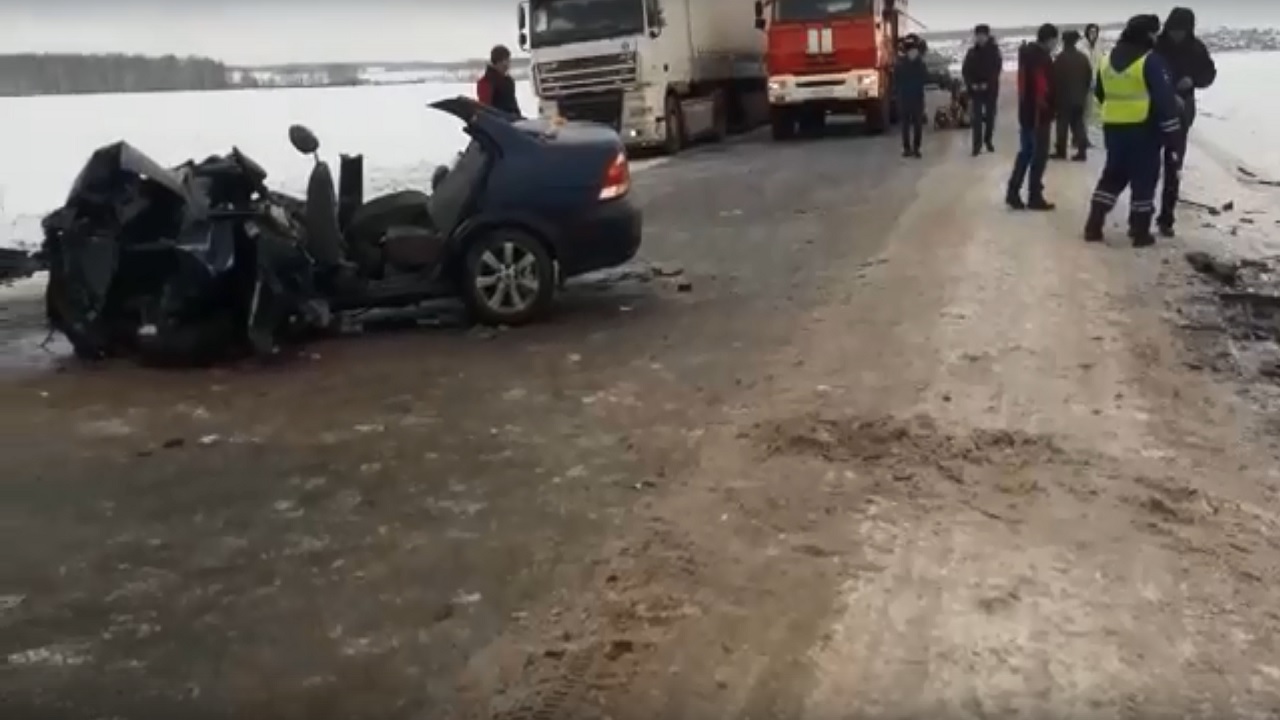 В лобовом ДТП на трассе в Челябинской области пострадали 3 человека ВИДЕО
