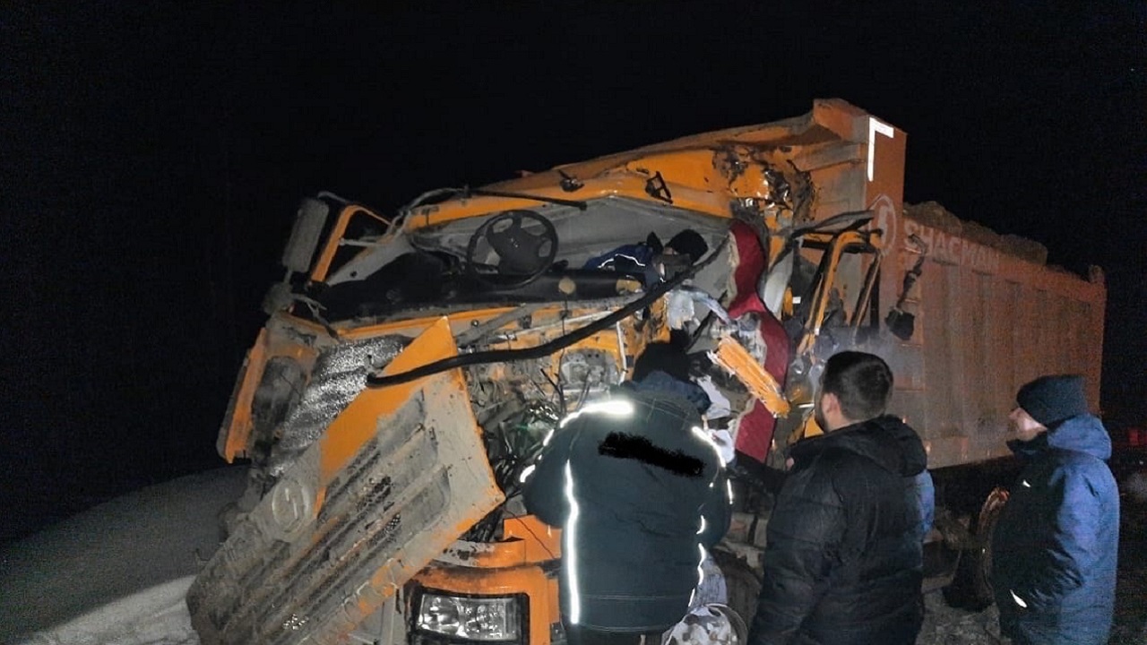 Самосвал врезался в фуру на трассе М5 в Челябинской области, есть пострадавший Самосвал врезался в фуру на трассе М5 в Челябинской области, есть пострадавший