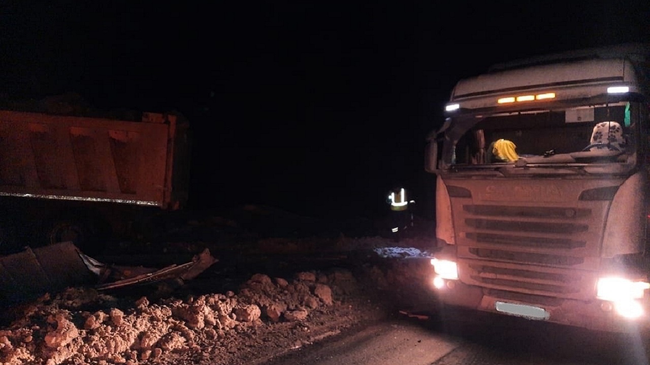 Самосвал врезался в фуру на трассе М5 в Челябинской области, есть пострадавший Самосвал врезался в фуру на трассе М5 в Челябинской области, есть пострадавший