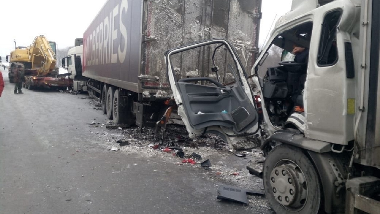 На трассе М5 в Челябинской области столкнулись 6 автомобилей На трассе М5 в Челябинской области столкнулись 6 автомобилей