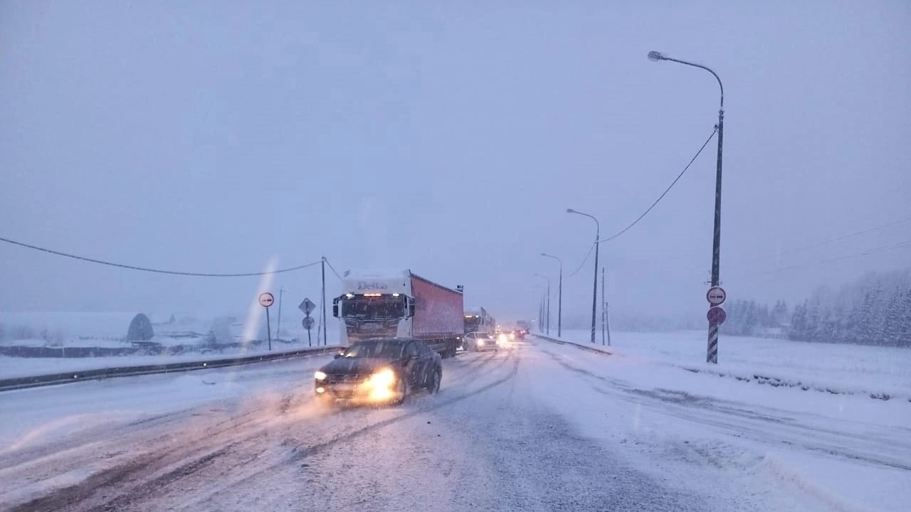 Из-за снегопада в Челябинской области водителей призвали отказаться от поездок