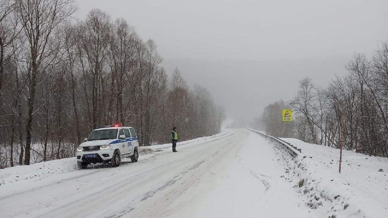 Из-за снегопада в Челябинской области водителей призвали отказаться от дальних поездок