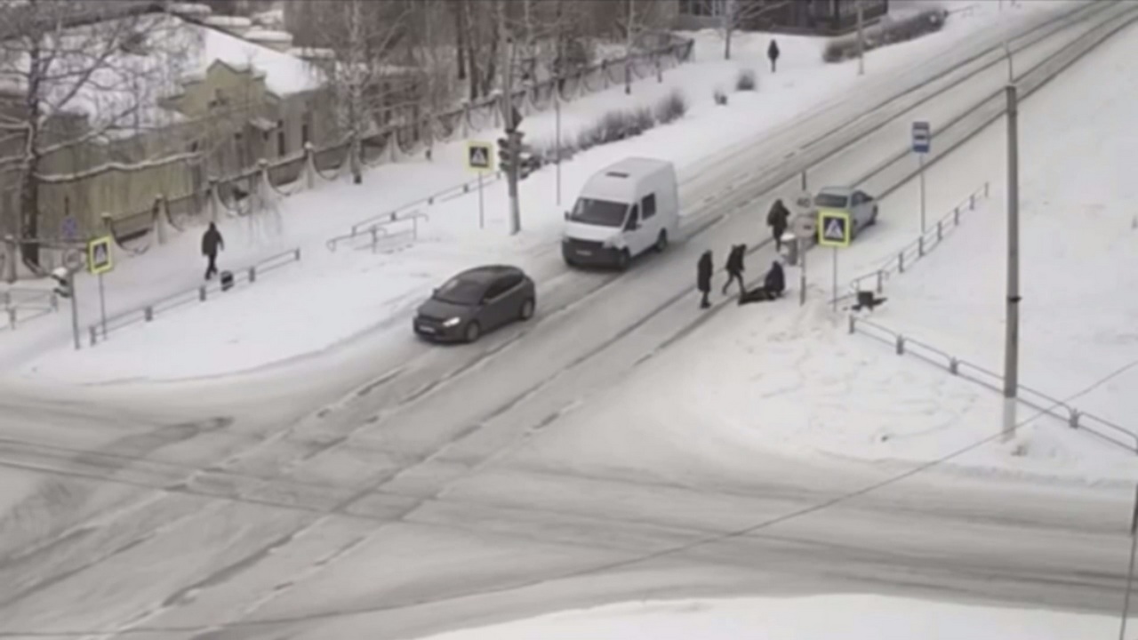 Женщину без сознания нашли на дороге в Челябинской области