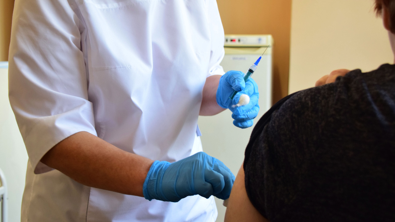 Челябинским компаниям грозят штрафы за отсутствие у сотрудников прививок от гепатита А